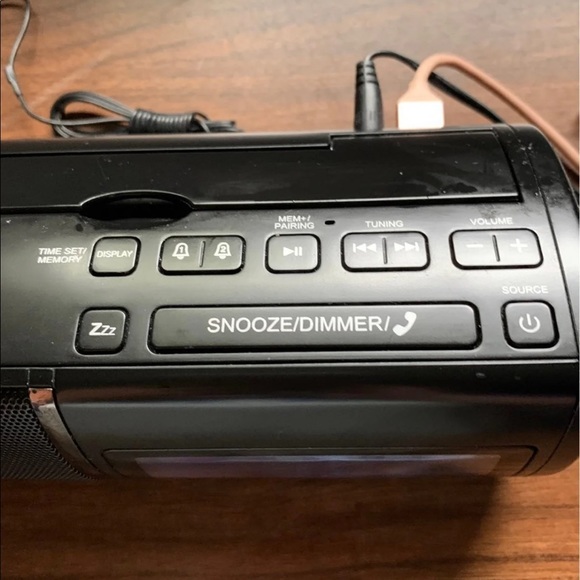 Jensen universal bluetooth clock radio - Picture 2 of 7